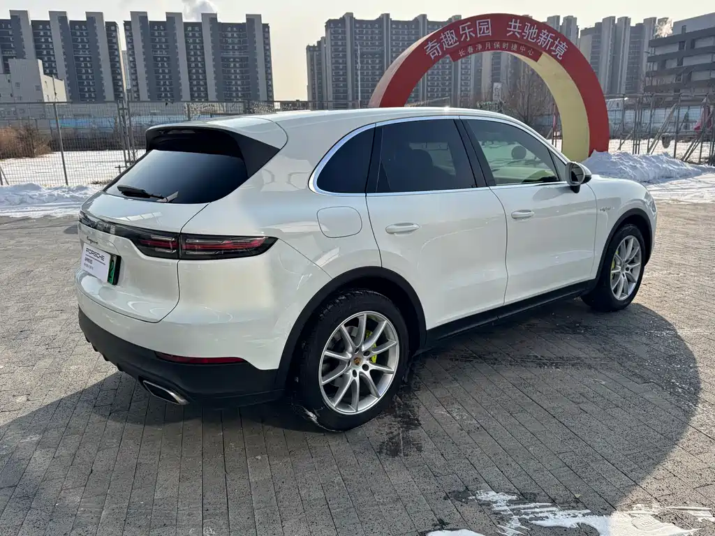 Porsche Cayenne Hybrid 2021 — фото 11