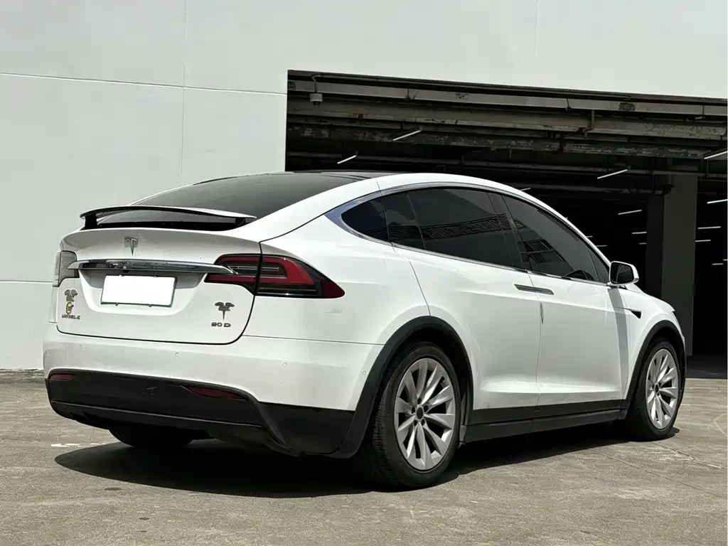 Tesla Model X 2017 — фото 4