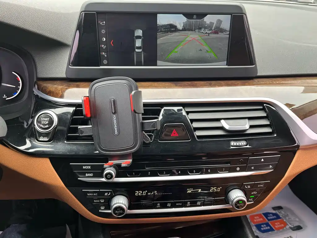 BMW 5 Series 2018 — фото 12