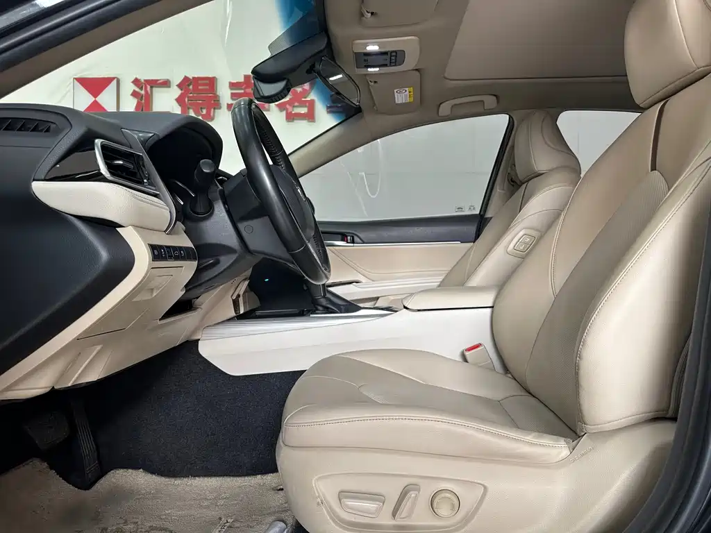 Toyota Camry 2018 — фото 10