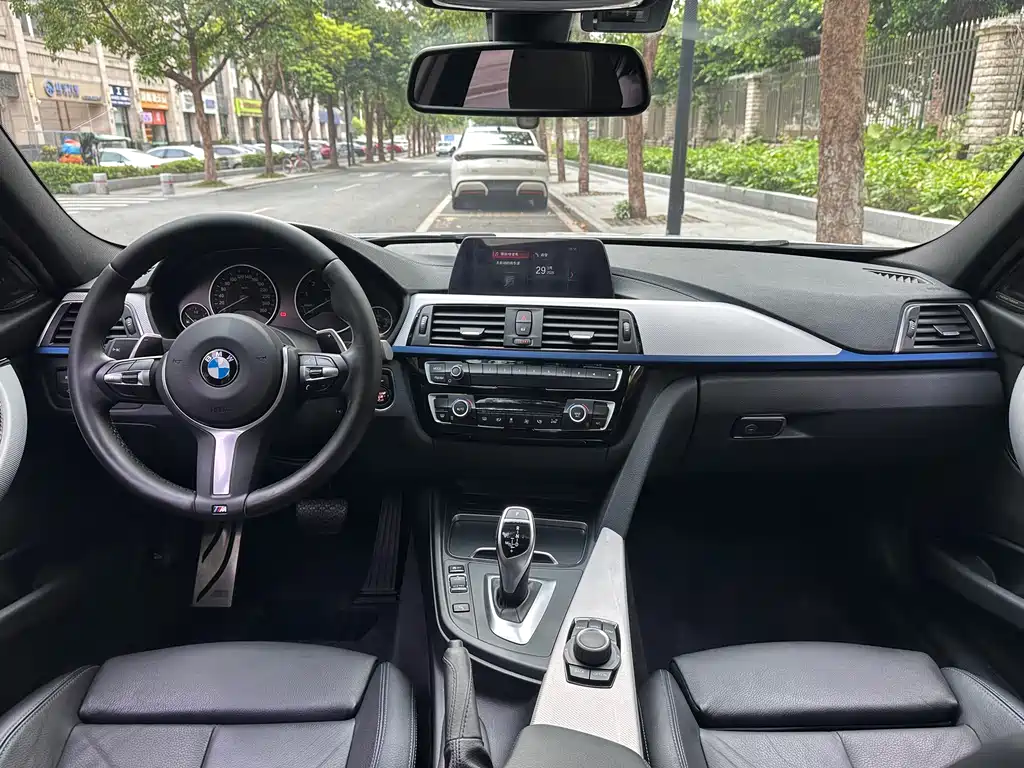 BMW 3 Series 2018 — фото 11