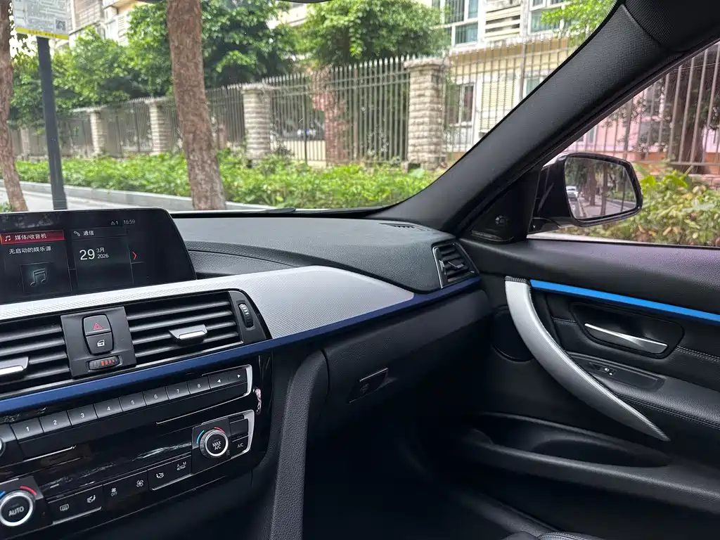 BMW 3 Series 2018 — фото 9