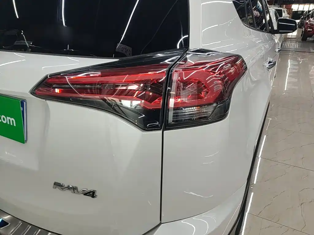 Toyota RAV4 2017 — фото 8