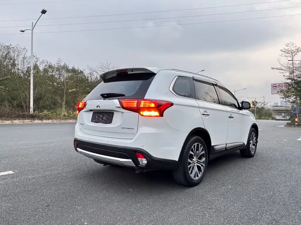 Mitsubishi Outlander 2018 — фото 14