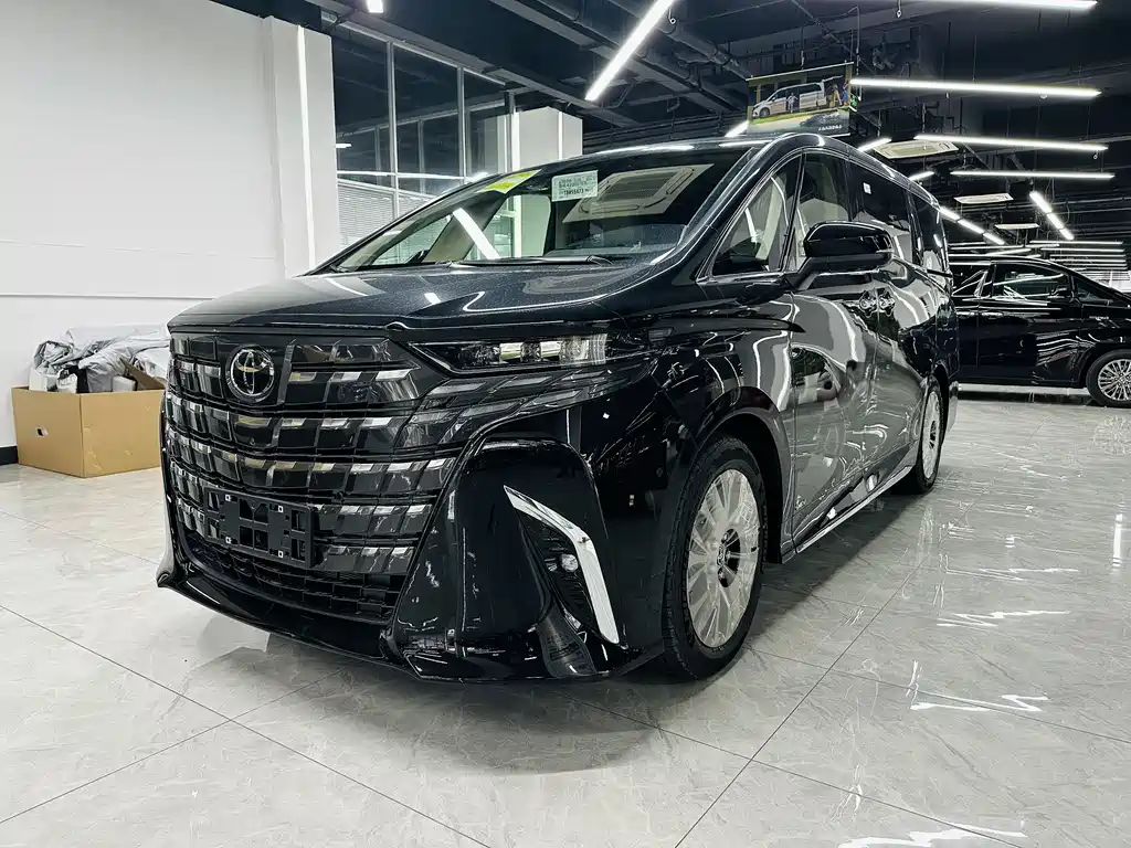 Toyota Alphard — фото 1