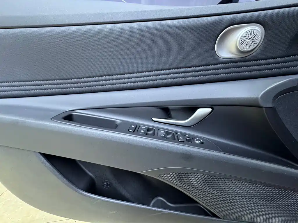 Hyundai Elantra 2023 — фото 17