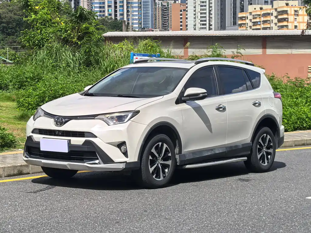 Toyota RAV4 2017 — фото 1