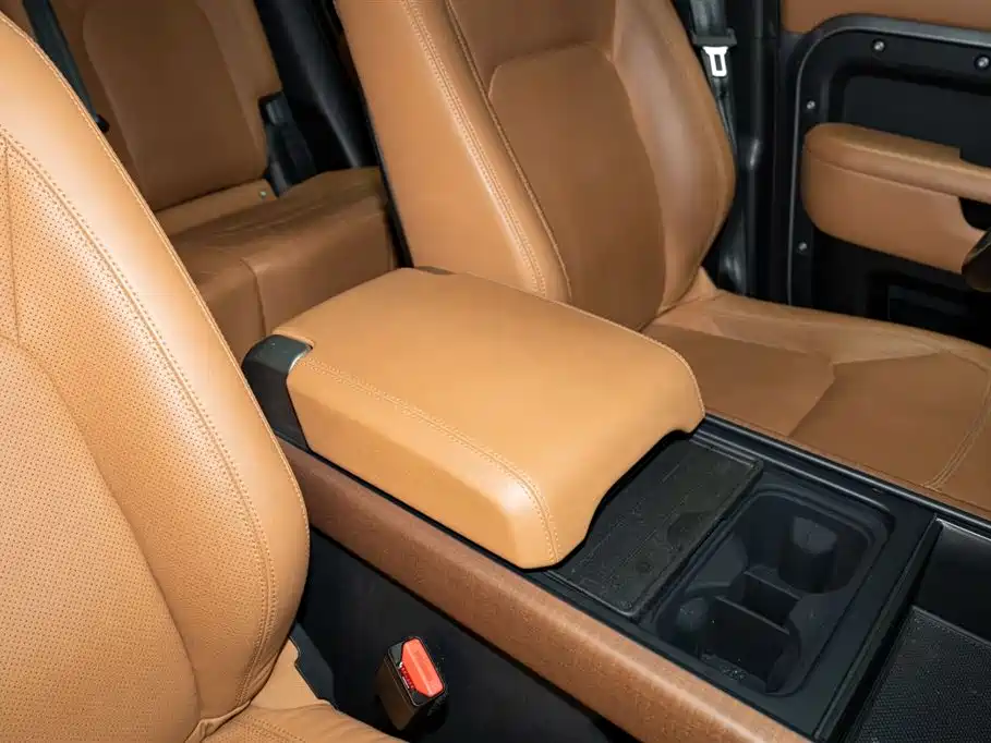 Land Rover Defender 2023 — фото 16