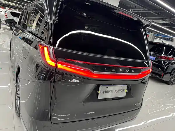Lexus LM 2025