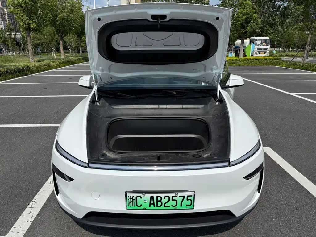 Tesla Model Y 2025 — фото 17