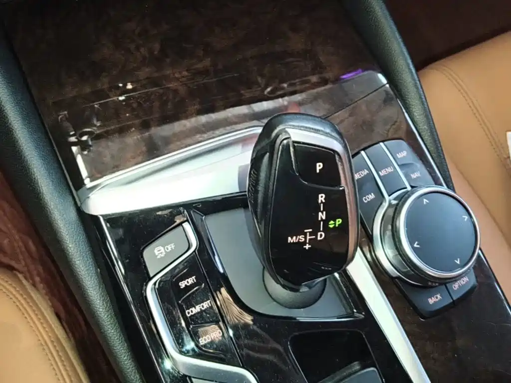 BMW 5 Series 2017 — фото 14