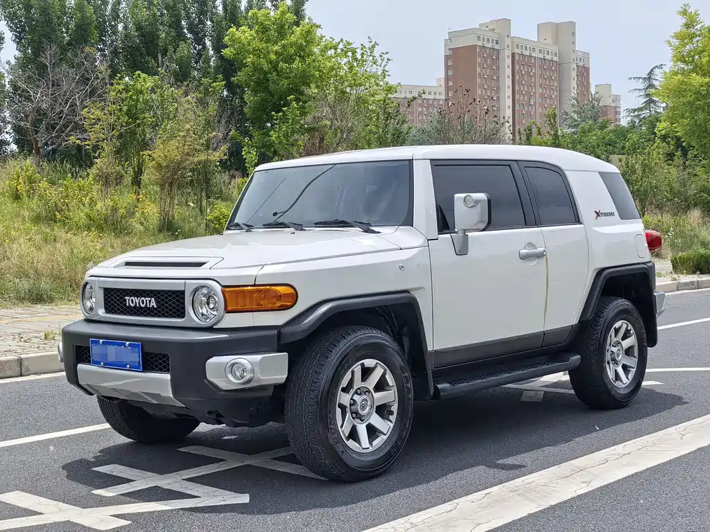Toyota FJ Cruiser 2024 — фото 1