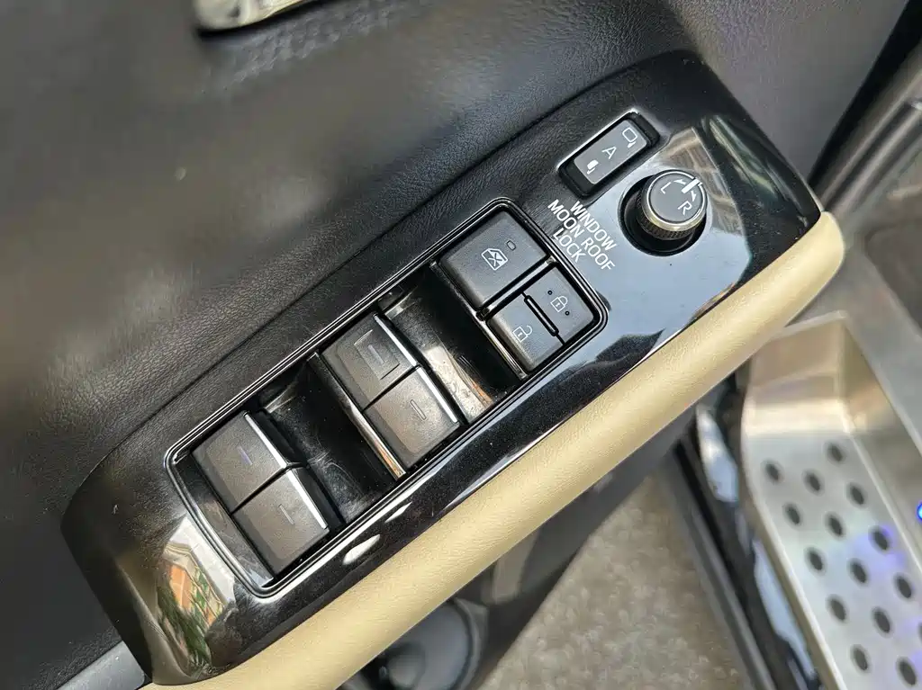 Toyota Vellfire 2022 — фото 11