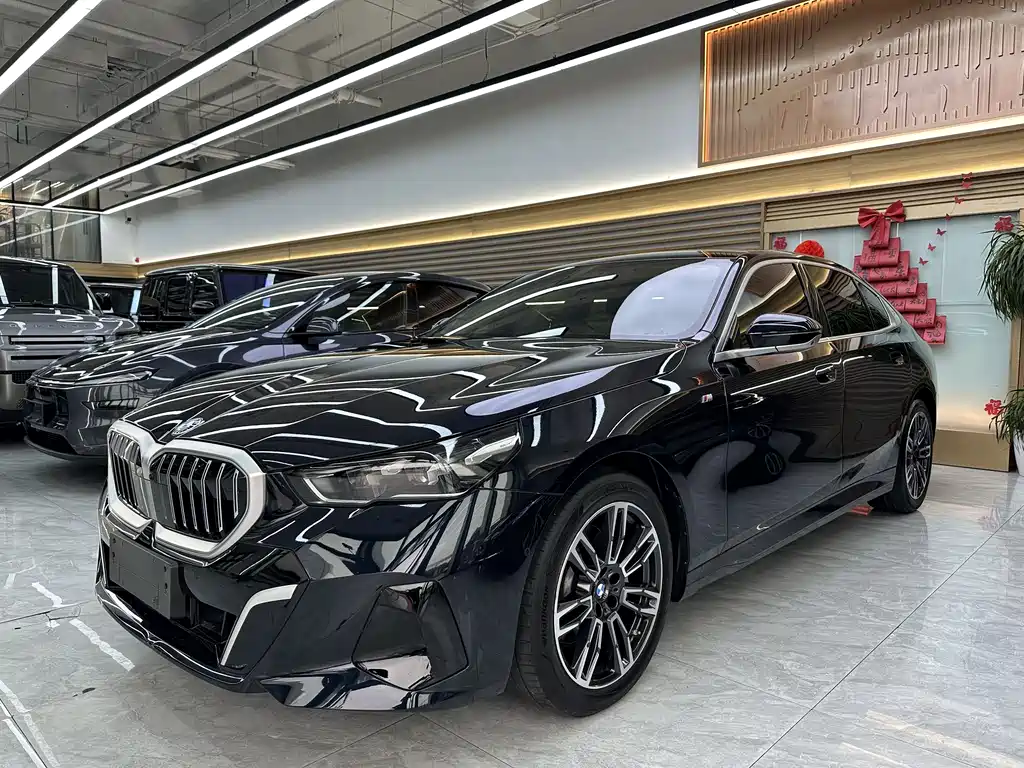 BMW 5 Series 2025 — фото 1