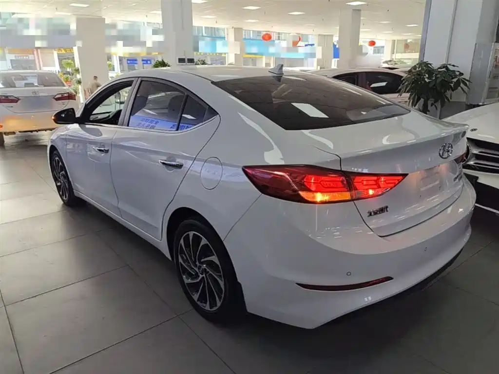 Hyundai Elantra 2019 — фото 5