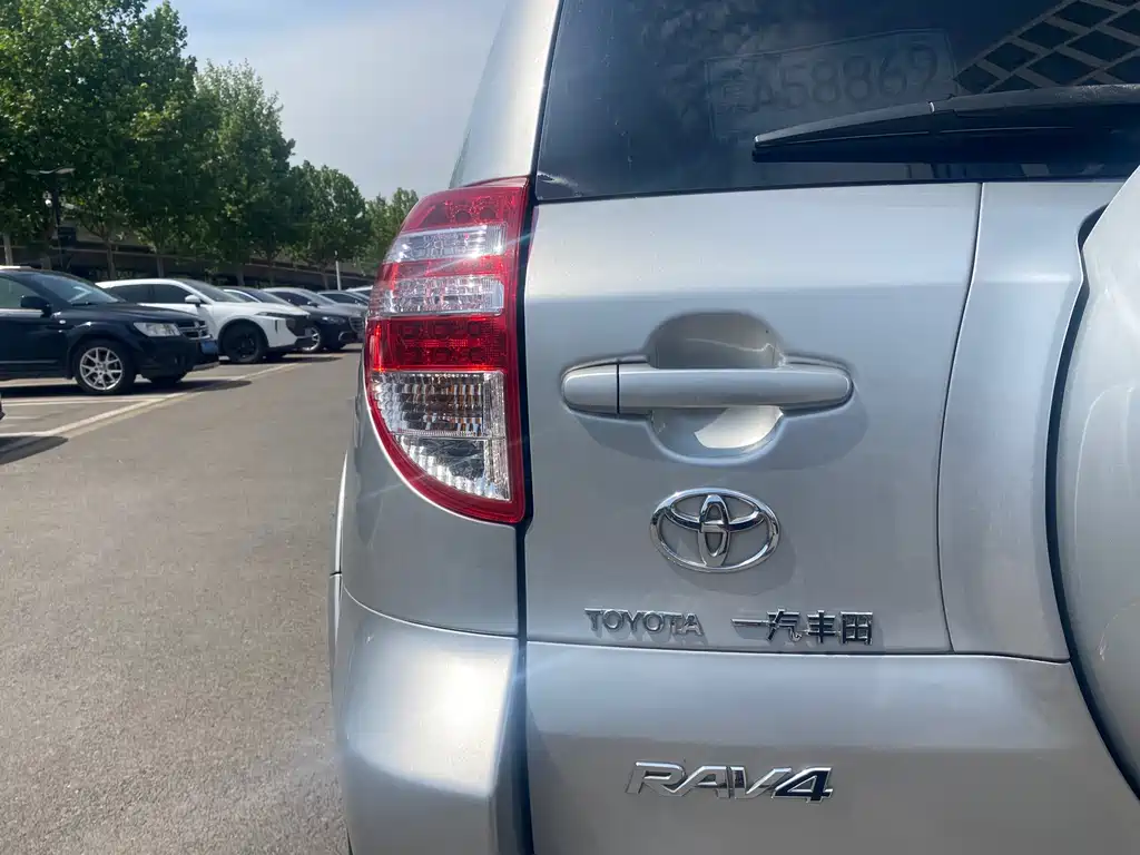 Toyota RAV4 2013 — фото 14