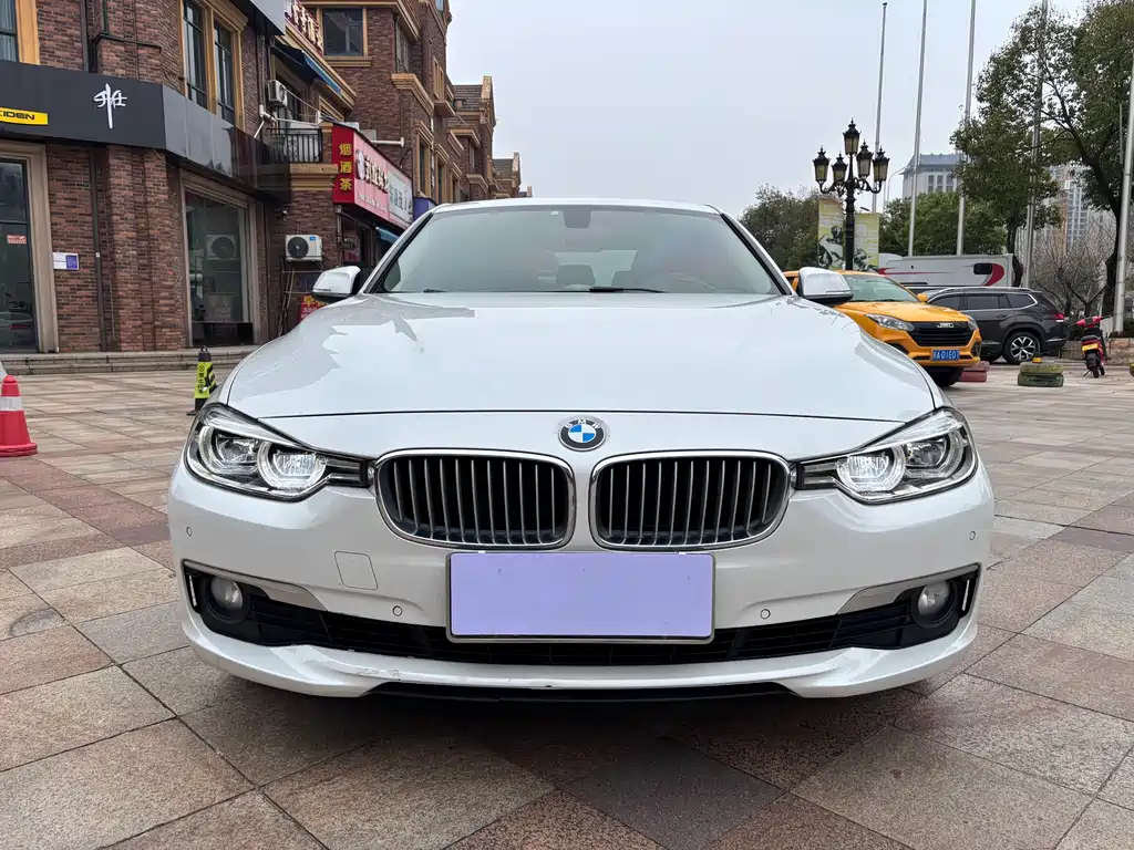 BMW 3 Series 2018 — фото 1