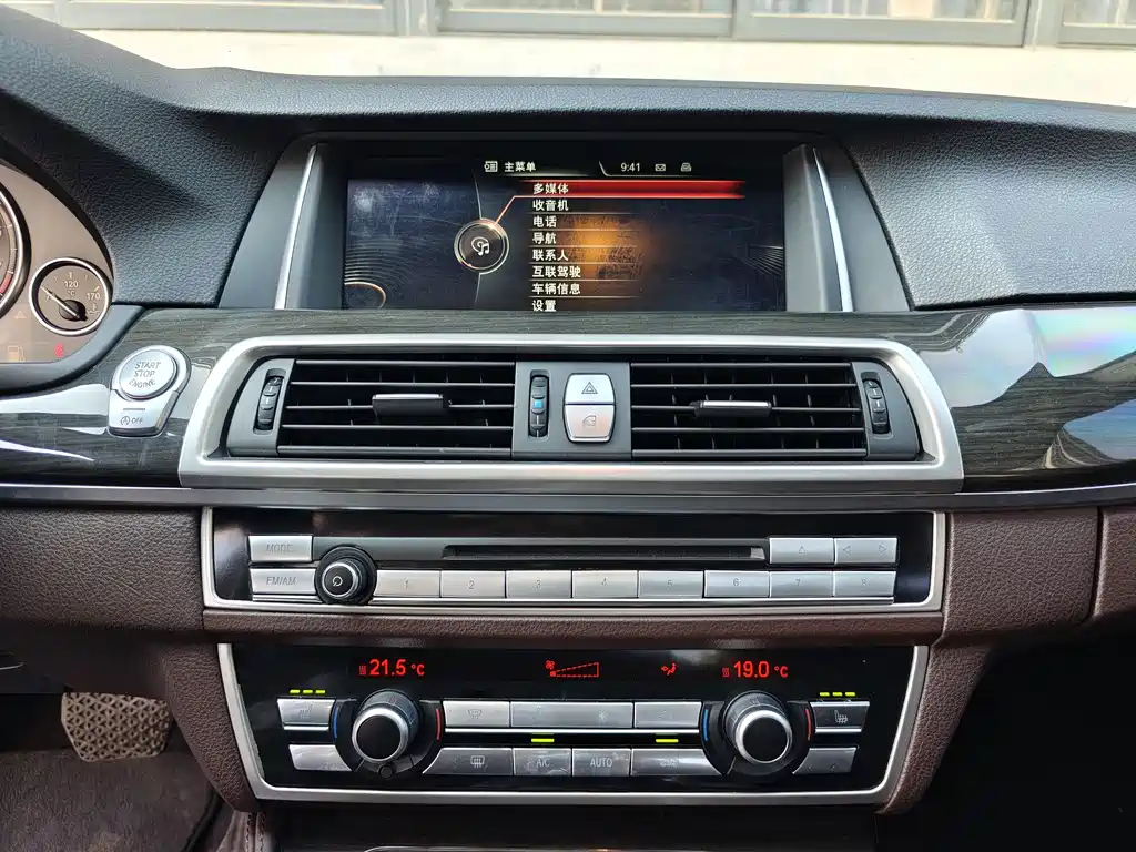 BMW 5 Series 2015 — фото 19