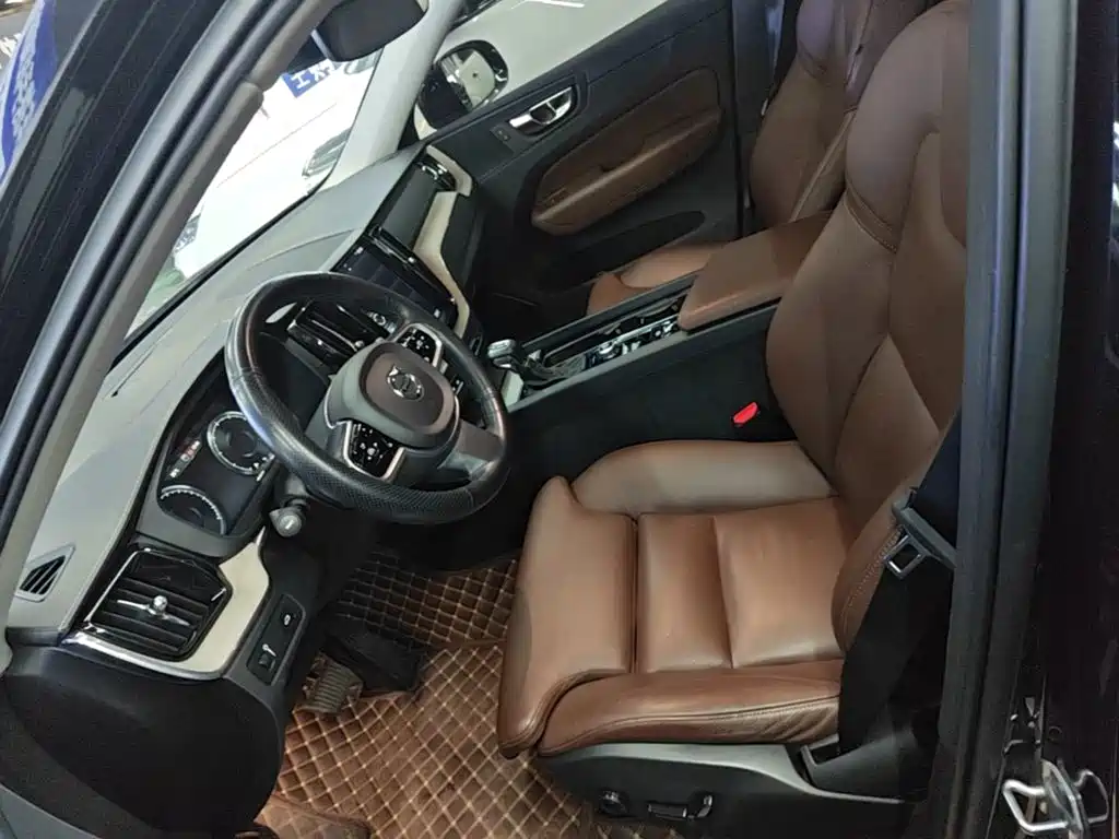 Volvo XC60 2018 — фото 15