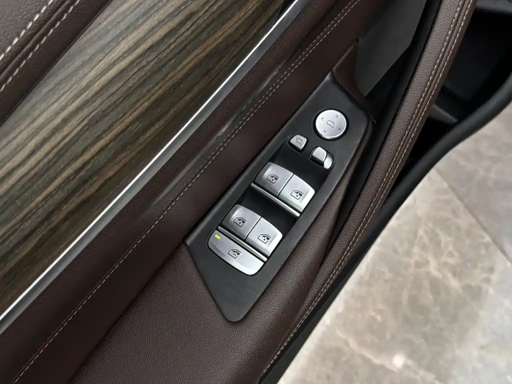 BMW 5 Series 2020 — фото 16