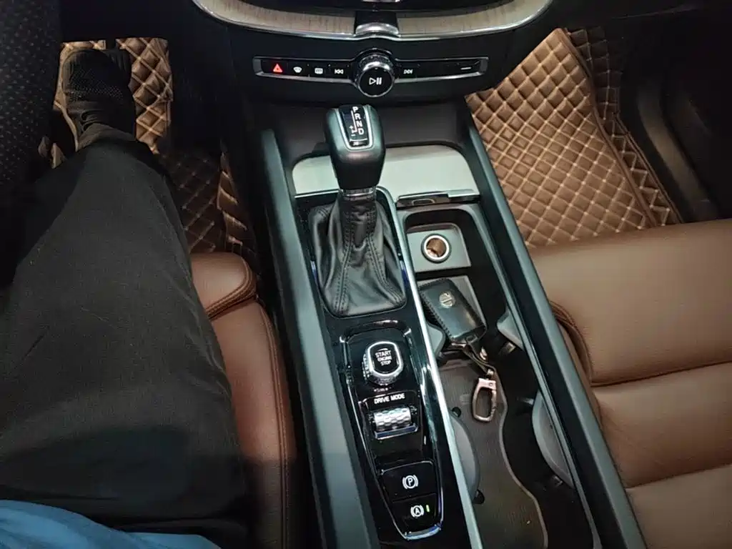 Volvo XC60 2018 — фото 14