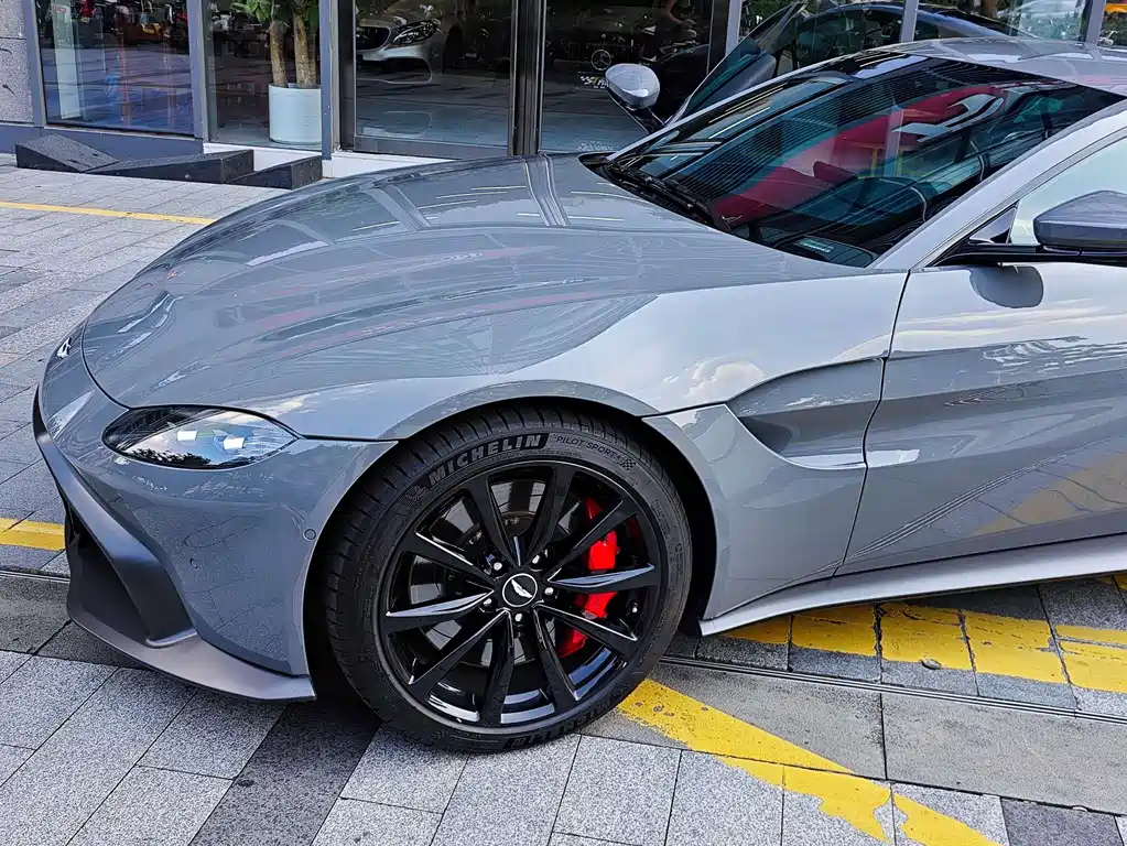 Aston Martin V8 Vantage 2022 — фото 8