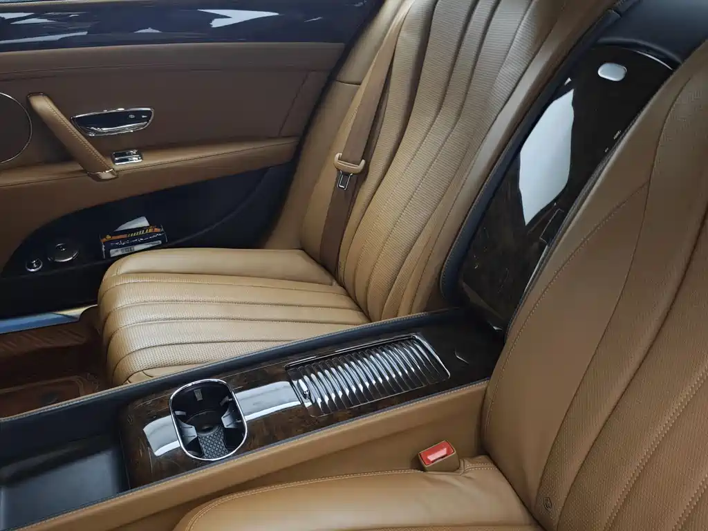 Bentley Flying Spur 2015 — фото 30