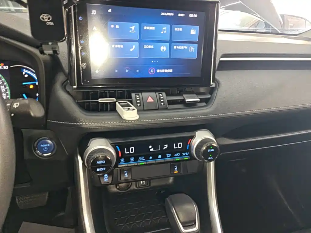 Toyota RAV4 2023 — фото 13