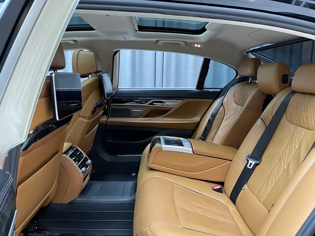 BMW 7 Series 2016 — фото 9