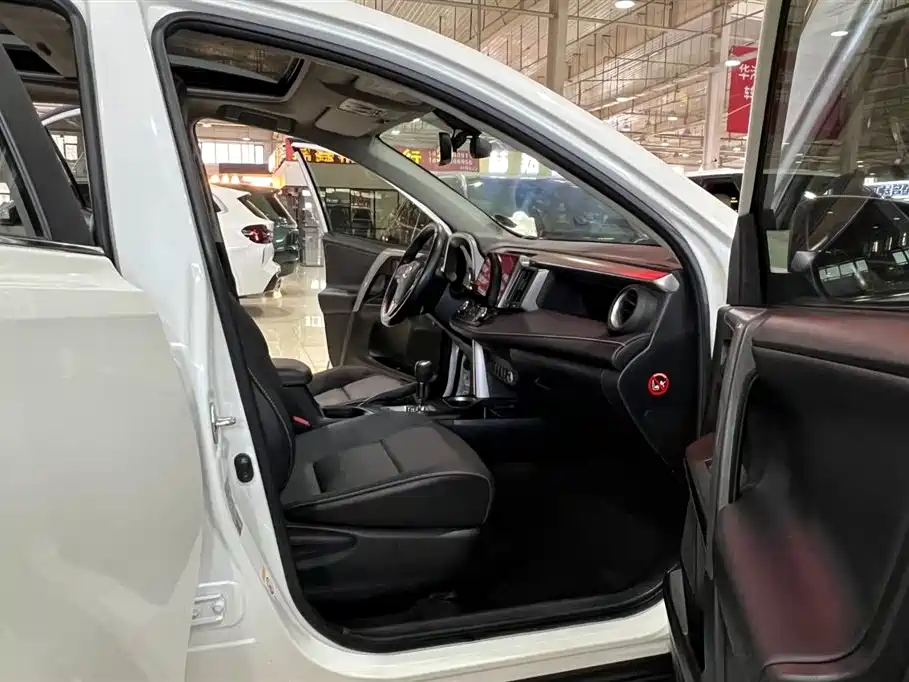 Toyota RAV4 2017 — фото 16