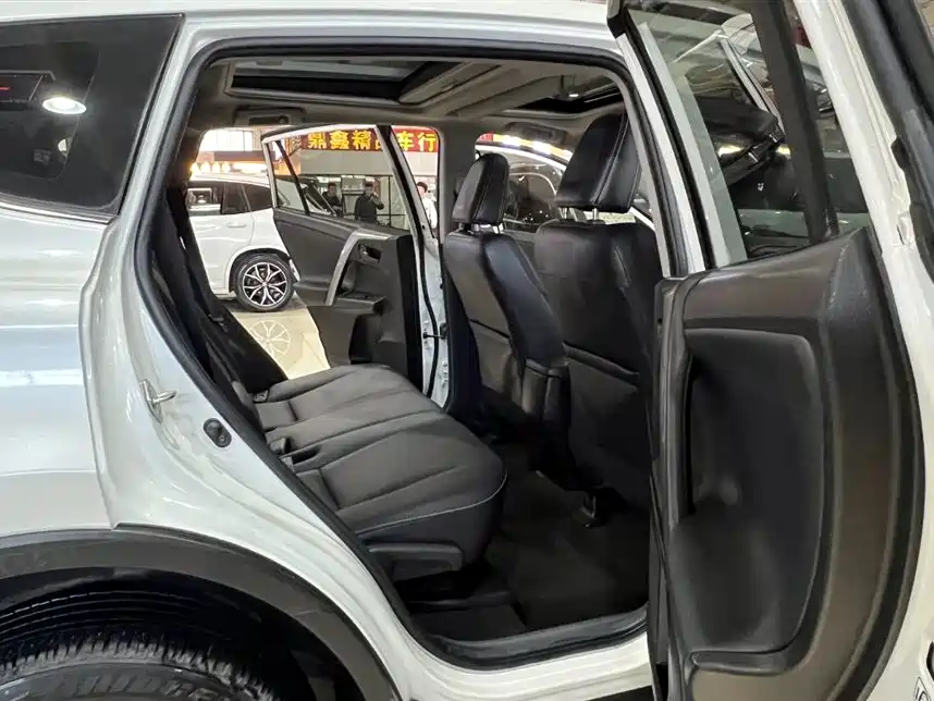 Toyota RAV4 2017 — фото 17
