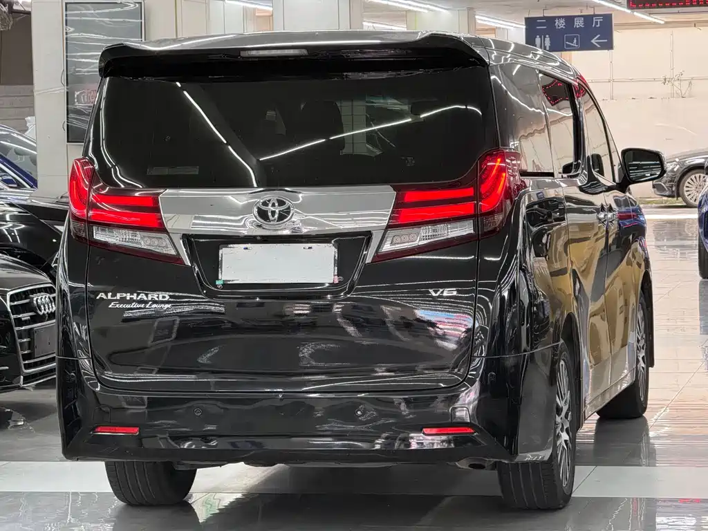 Toyota Alphard 2017 — фото 11