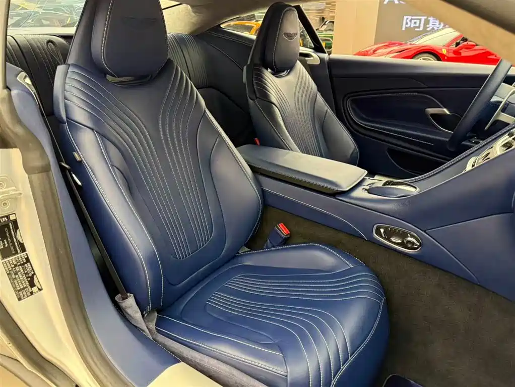 Aston Martin DB11 2019 — фото 11