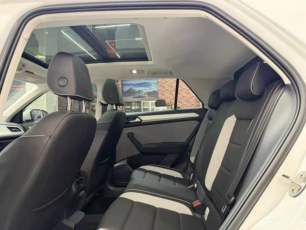 Volkswagen T-Roc 2023 — фото 13