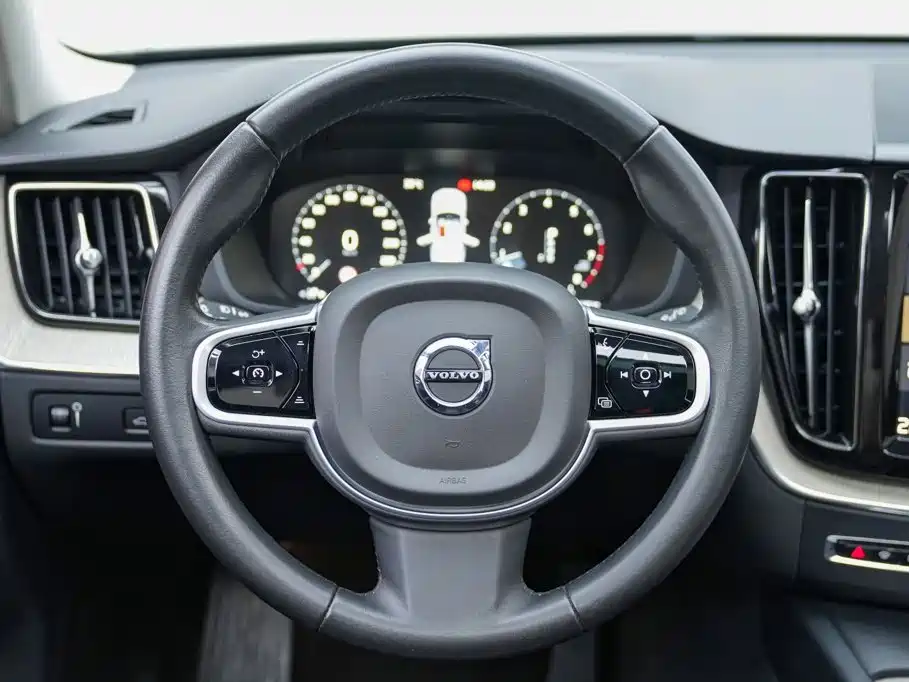 Volvo XC60 2019 — фото 11