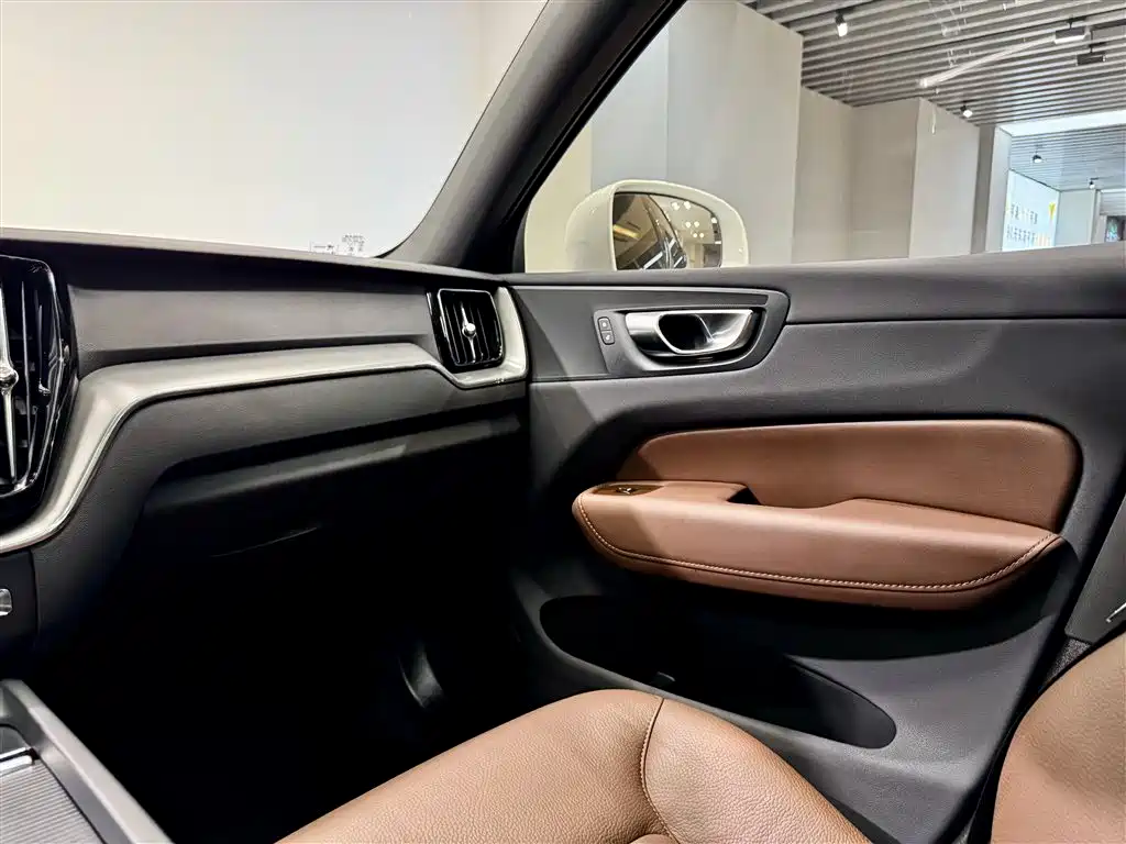 Volvo XC60 2025 — фото 26