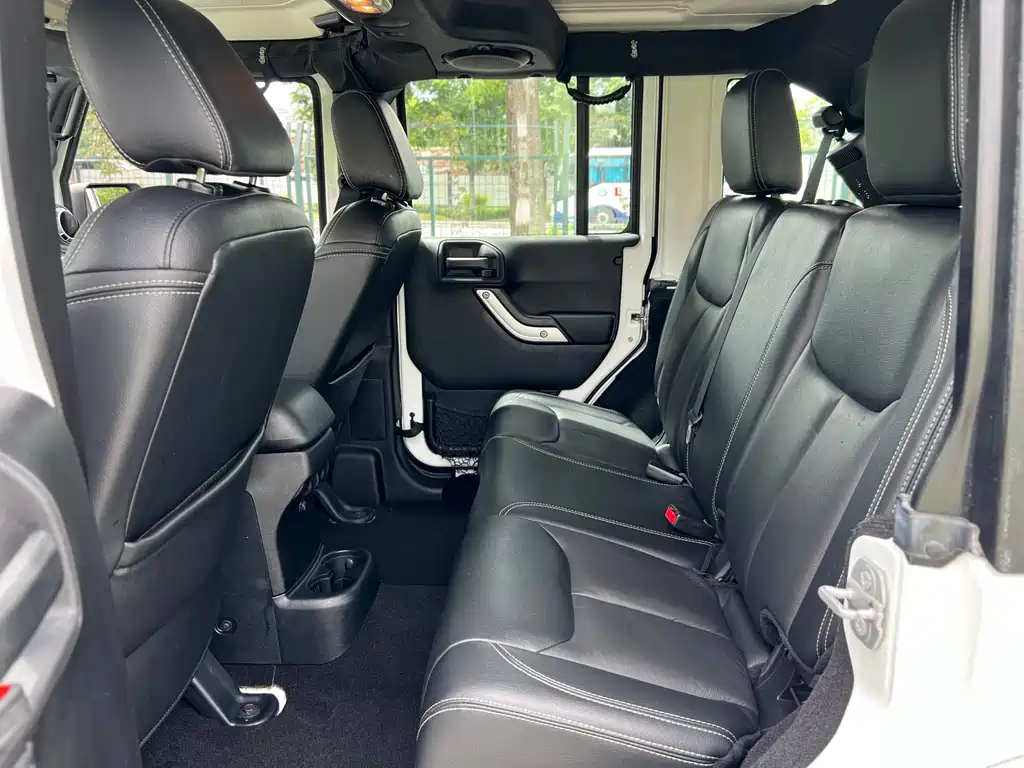 Jeep Wrangler 2016 — фото 14