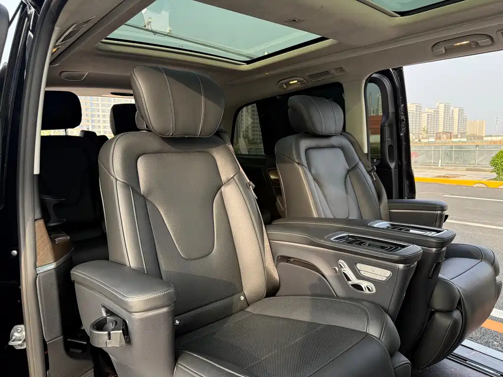Mercedes-Benz V-Class 2023 — фото 12