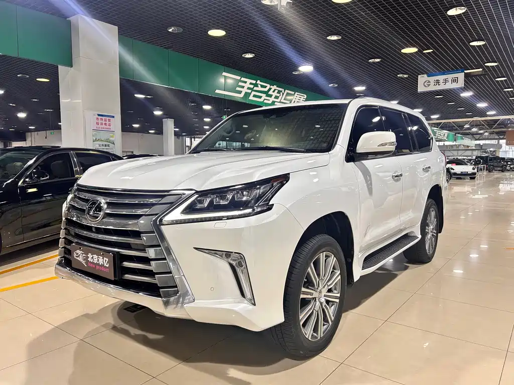 Lexus LX 2017 — фото 1