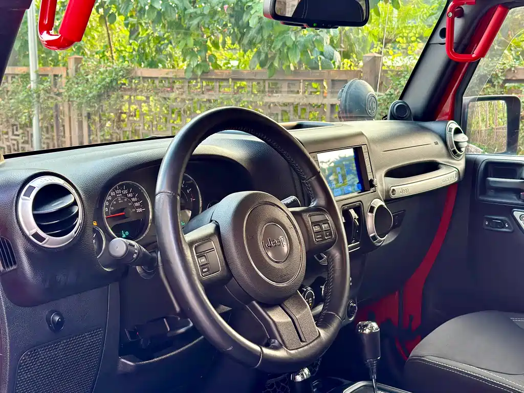 Jeep Wrangler 2015 — фото 12