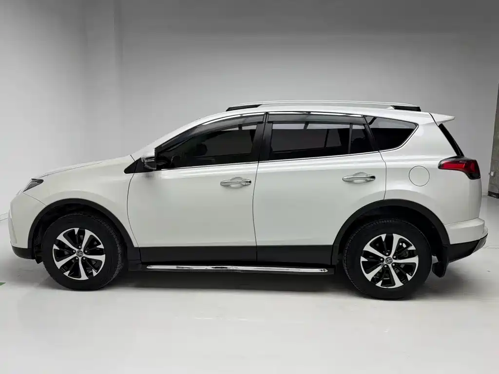 Toyota RAV4 2017 — фото 9
