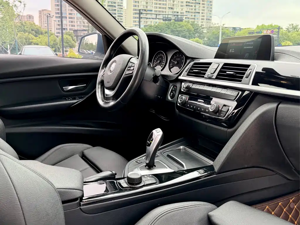BMW 3 Series 2018 — фото 9