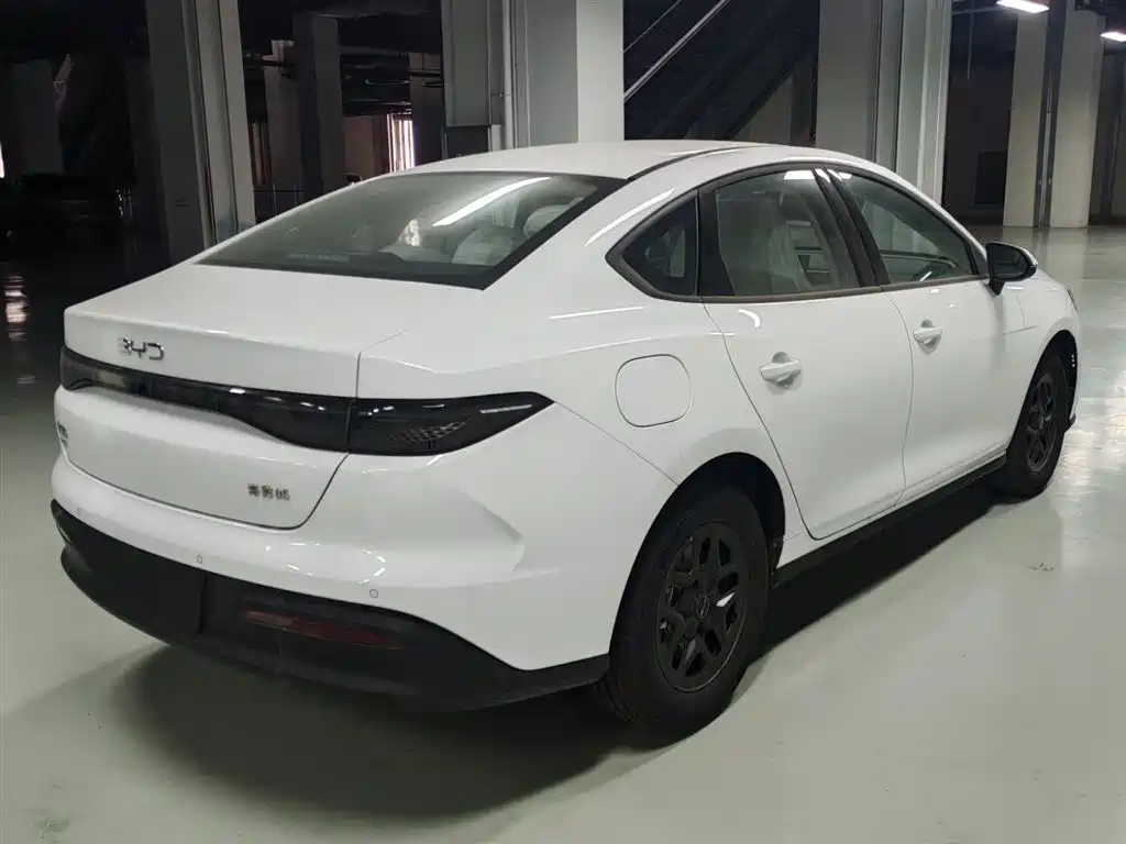 BYD Seal 05 DM-i 2025 — фото 6