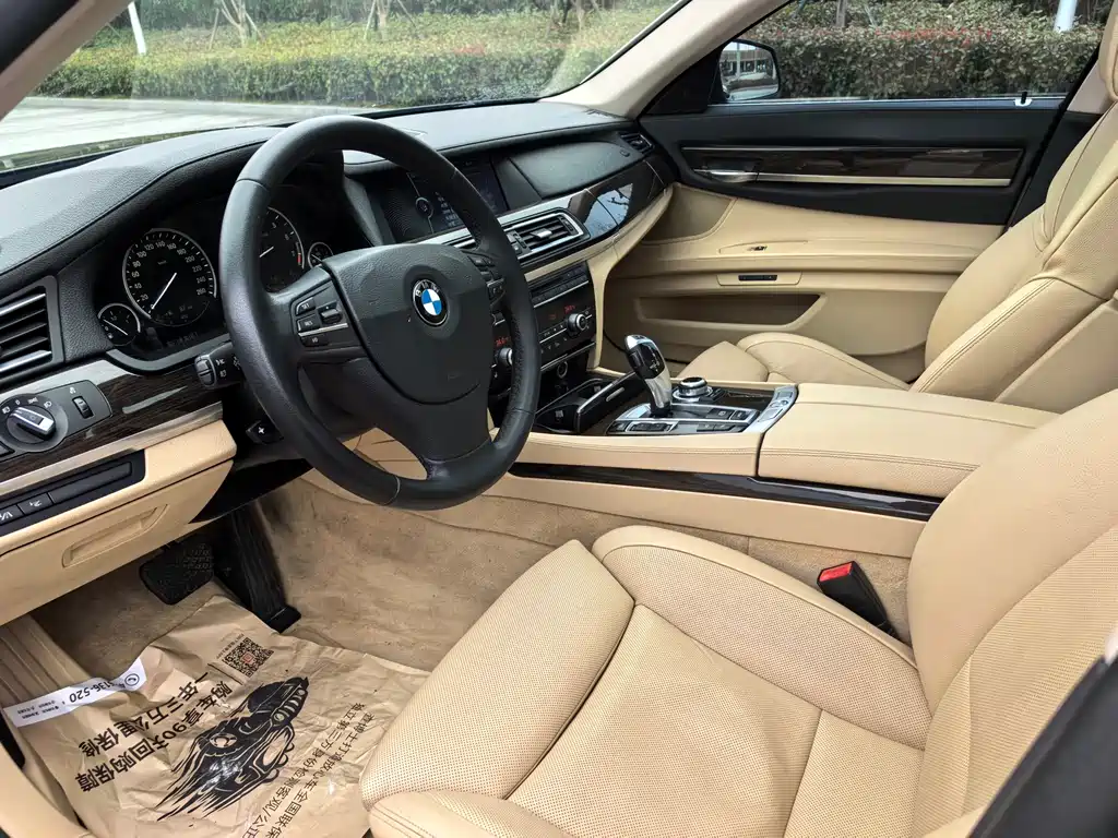 BMW 7 Series 2011 — фото 9