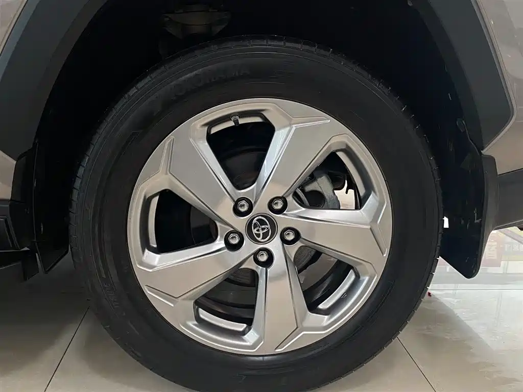 Toyota RAV4 2021 — фото 17