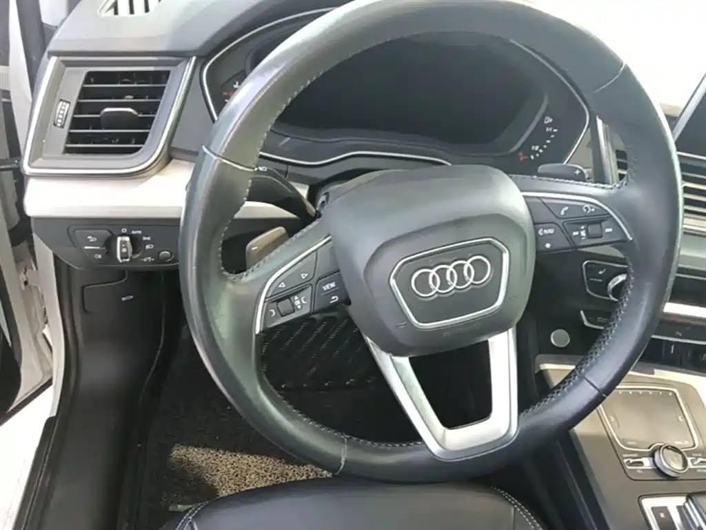 Audi Q5L 2020 — фото 11