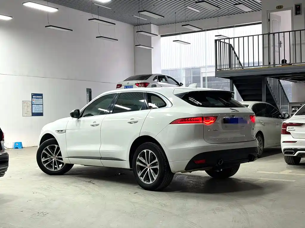 Jaguar F-PACE 2017 — фото 14