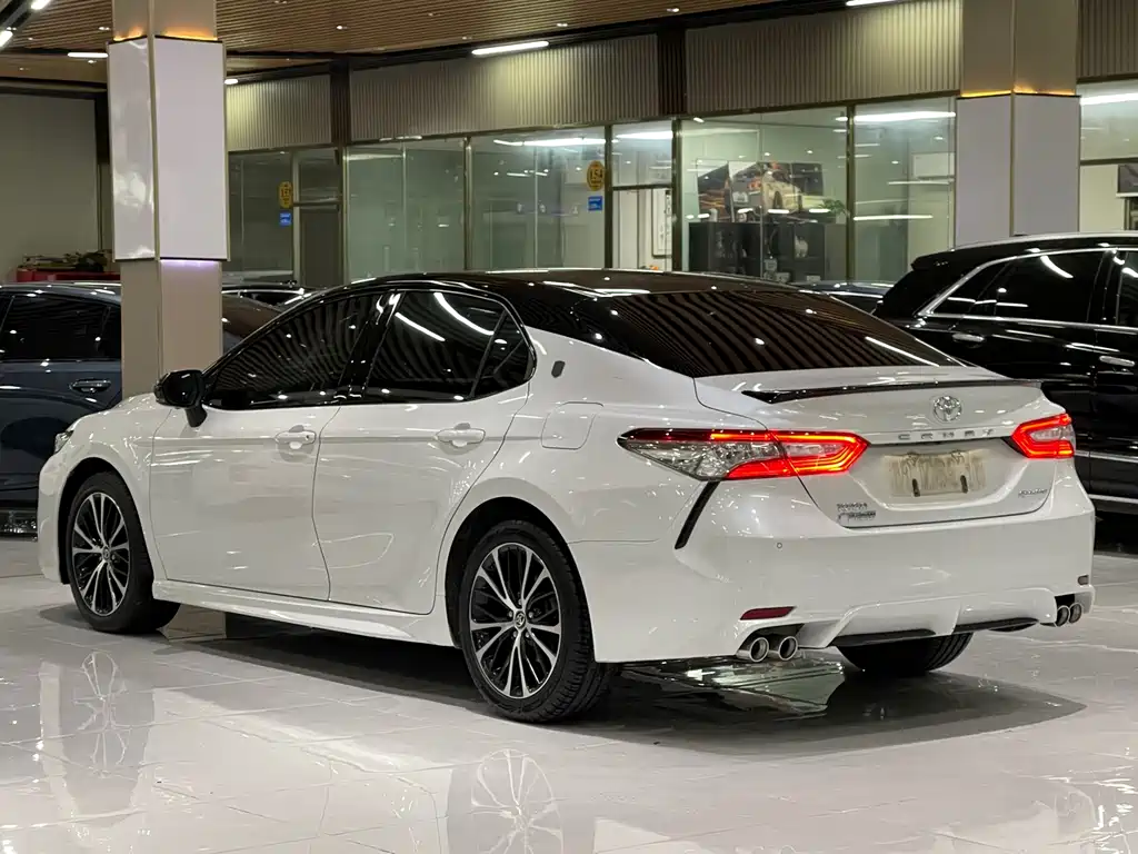 Toyota Camry 2019 — фото 14