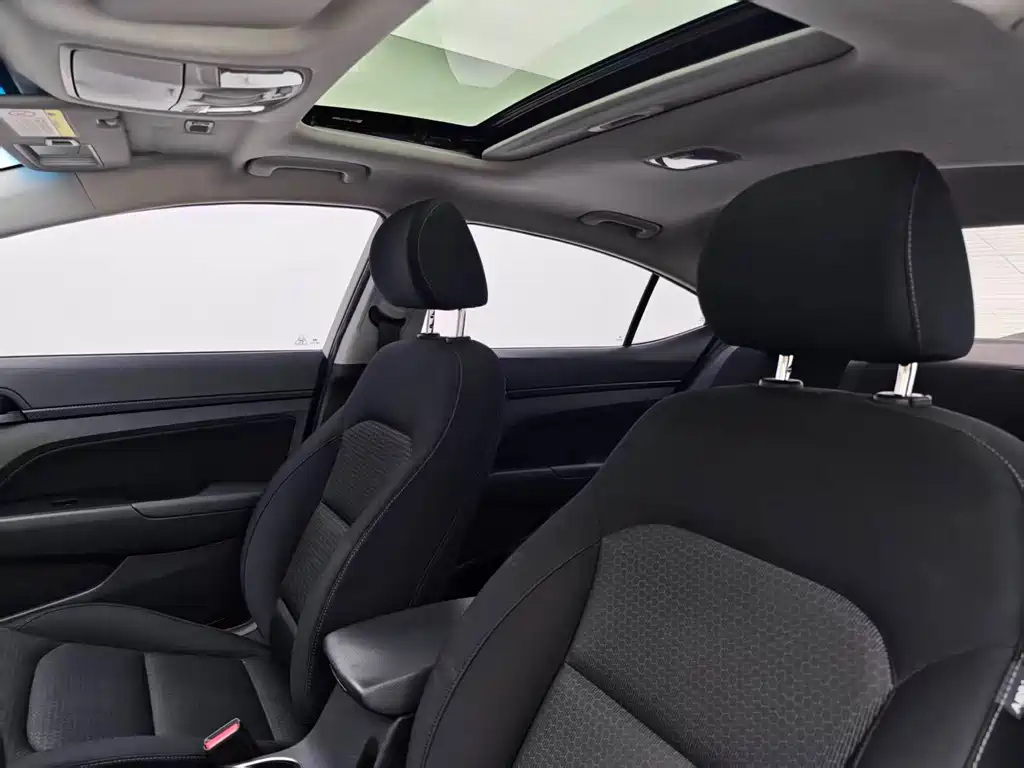 Hyundai Elantra 2018 — фото 4