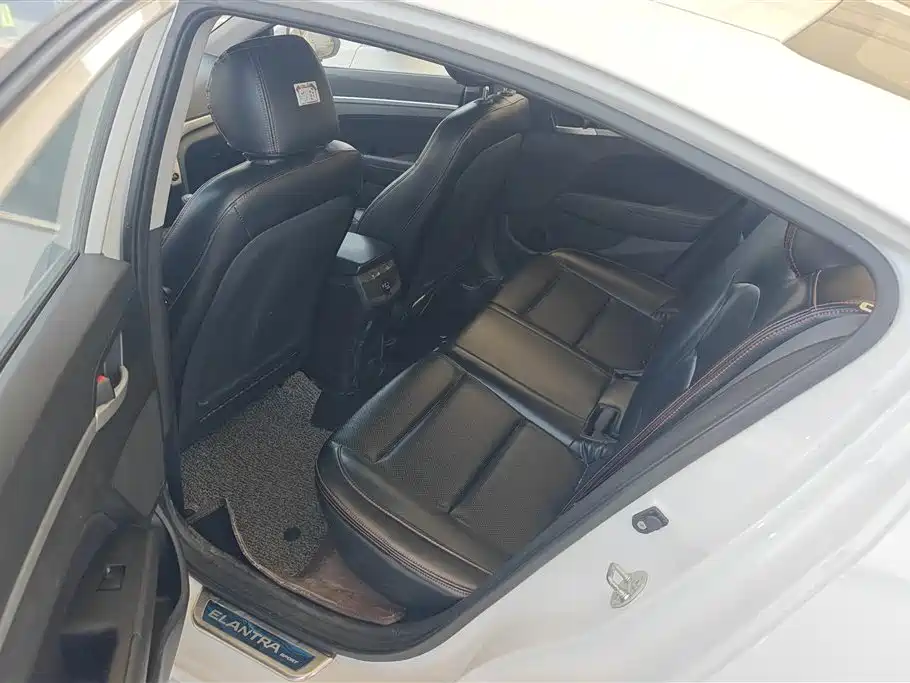 Hyundai Elantra 2018 — фото 11
